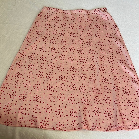 Mi Ami pink satin skirt with red heart design, size Large - Picture 3 of 7
